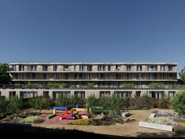 Fachada posterior do edifício, com zona de recreio infantil no jardim