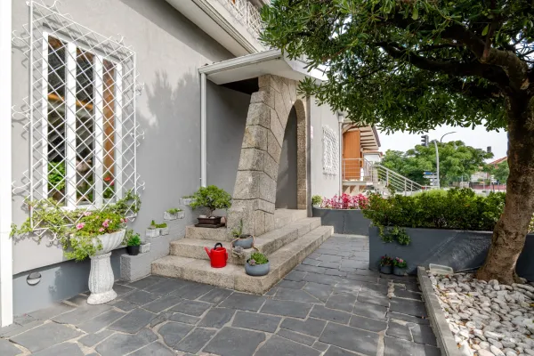 Moradia T3+1 com jardim e garagem na Av. Antunes Guimarães — Av. Dr. Antunes Guimarães, Porto