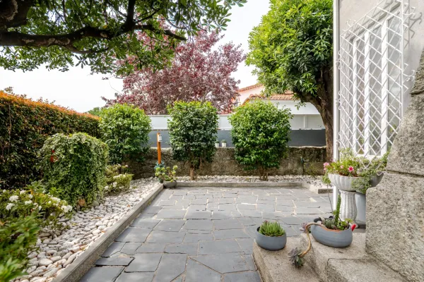 Exterior e jardim (2) — Moradia T3+1 com jardim e garagem na Av. Antunes Guimarães