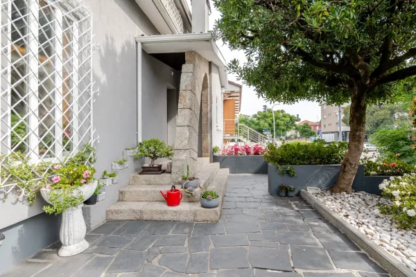 Exterior e jardim (4) — Moradia T3+1 com jardim e garagem na Av. Antunes Guimarães
