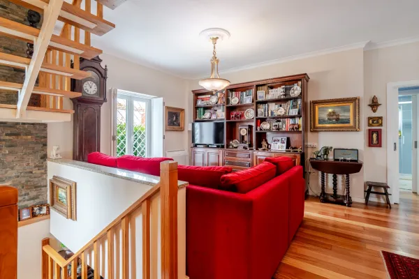 Sala de estar (4) — Moradia T3+1 com jardim e garagem na Av. Antunes Guimarães
