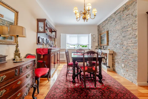 Sala de jantar (1) — Moradia T3+1 com jardim e garagem na Av. Antunes Guimarães