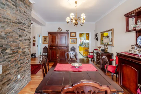 Sala de jantar (3) — Moradia T3+1 com jardim e garagem na Av. Antunes Guimarães