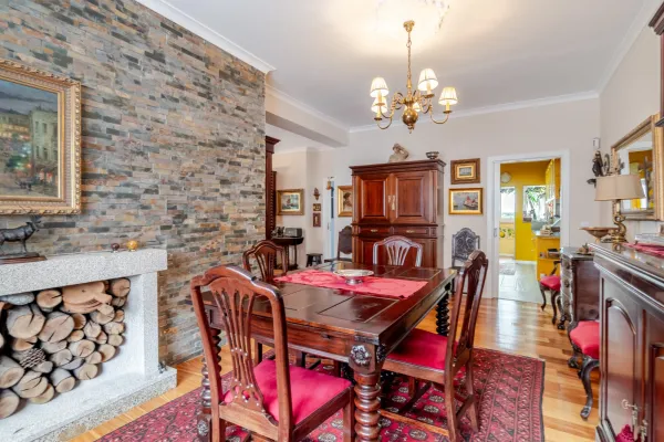 Sala de jantar (4) — Moradia T3+1 com jardim e garagem na Av. Antunes Guimarães