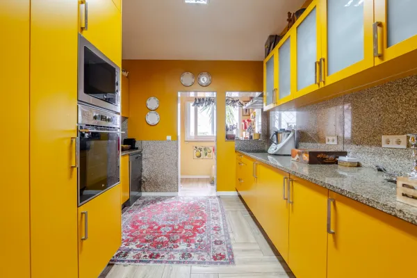 Cozinha (1) — Moradia T3+1 com jardim e garagem na Av. Antunes Guimarães