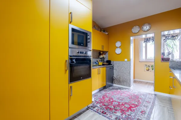 Cozinha (2) — Moradia T3+1 com jardim e garagem na Av. Antunes Guimarães