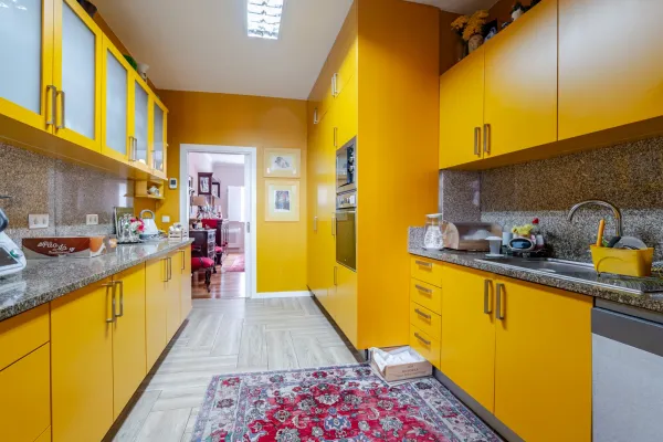 Cozinha (4) — Moradia T3+1 com jardim e garagem na Av. Antunes Guimarães