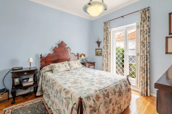 Quartos (3) — Moradia T3+1 com jardim e garagem na Av. Antunes Guimarães
