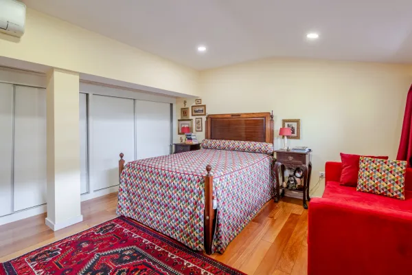 Quartos (6) — Moradia T3+1 com jardim e garagem na Av. Antunes Guimarães