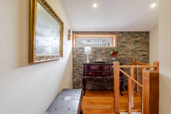Hall e escadas (3) — Moradia T3+1 com jardim e garagem na Av. Antunes Guimarães