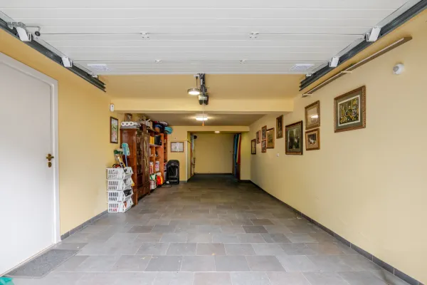 Garagem e arrumos (1) — Moradia T3+1 com jardim e garagem na Av. Antunes Guimarães