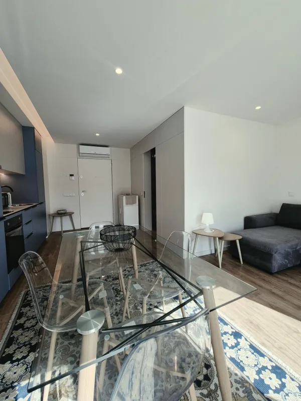 Sala (3) — T0 mobilado com terraço e garagem junto ao Hospital de S. João