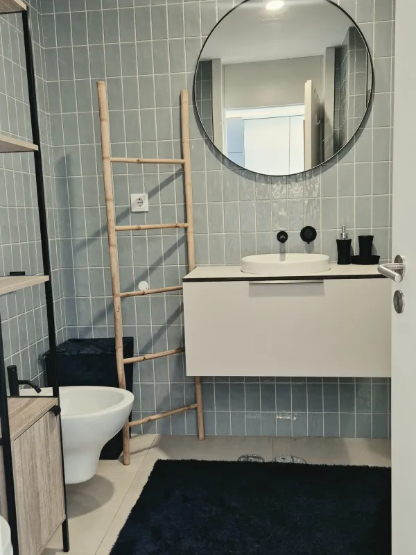Casa de banho (1) — T0 mobilado com terraço e garagem junto ao Hospital de S. João