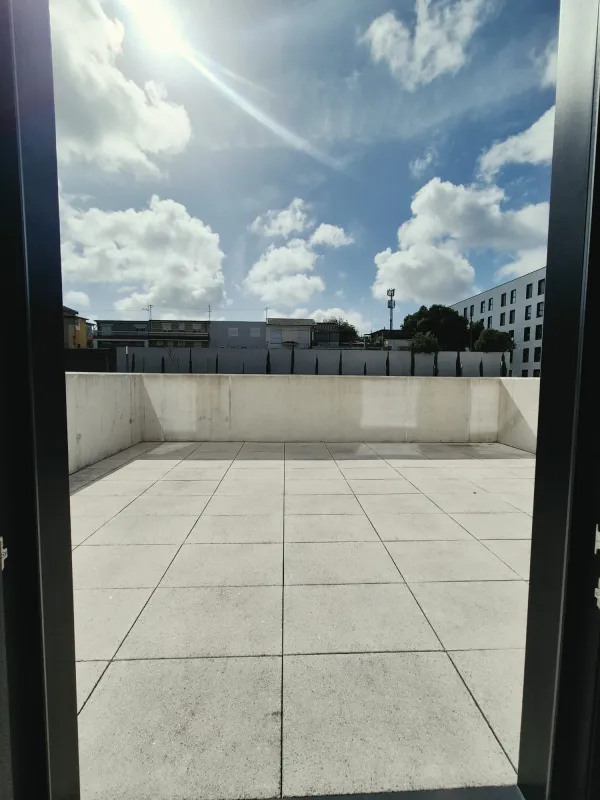 Terraço — T0 mobilado com terraço e garagem junto ao Hospital de S. João