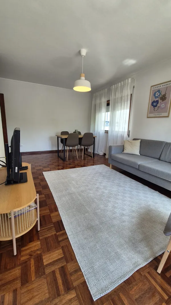 Sala (4) — T3 mobilado com varanda junto à Universidade Lusíada