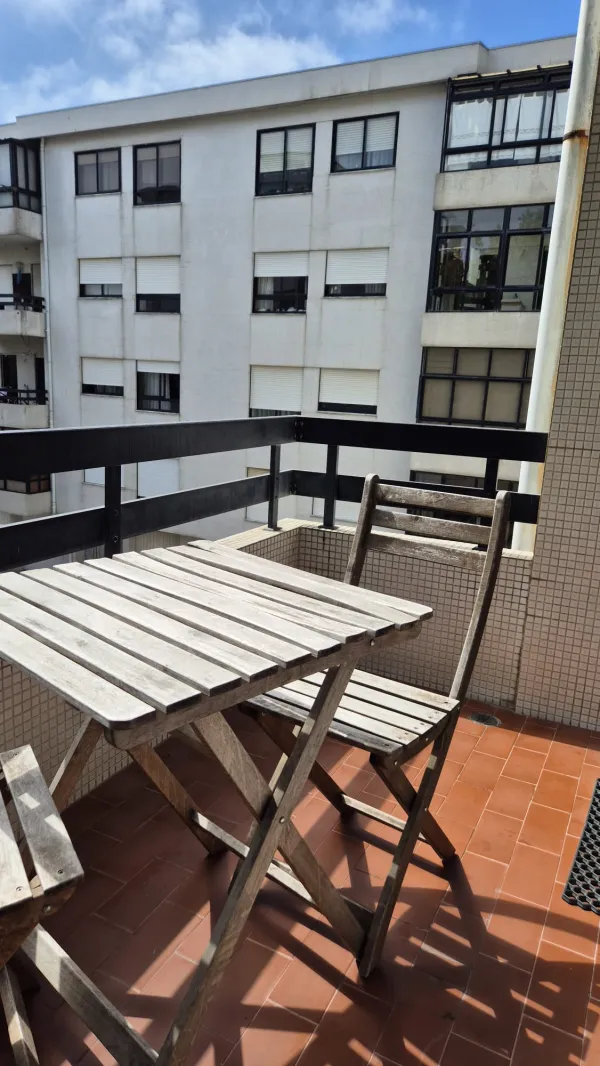 Varanda (2) — T3 mobilado com varanda junto à Universidade Lusíada