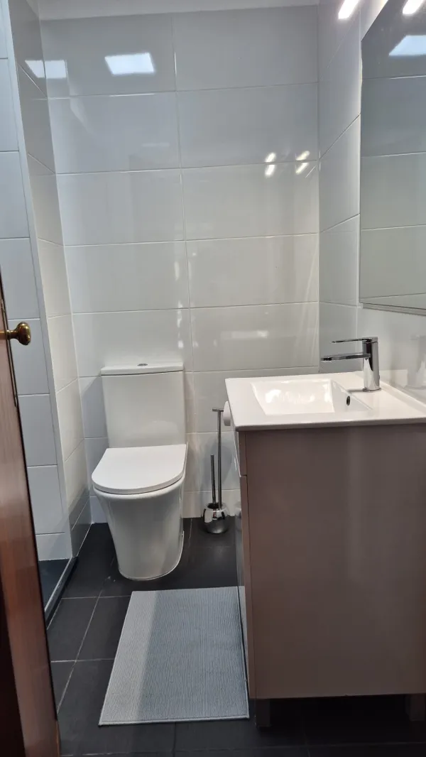 Casas de banho (2) — T3 mobilado com varanda junto à Universidade Lusíada