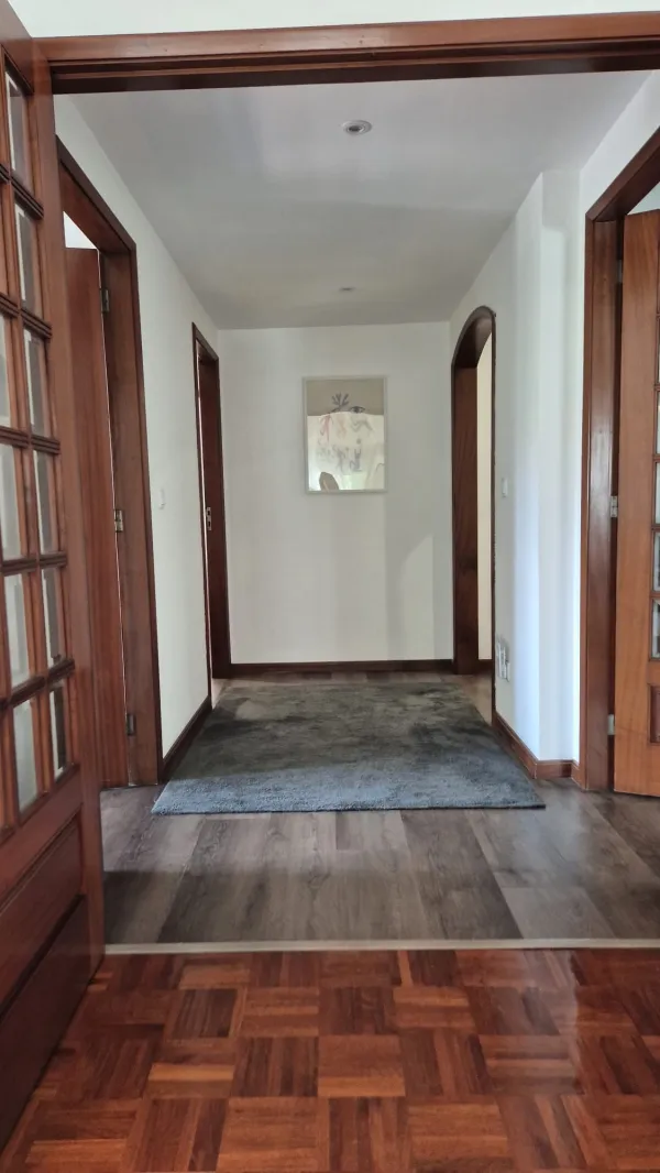 Entrada e circulação (1) — T3 mobilado com varanda junto à Universidade Lusíada