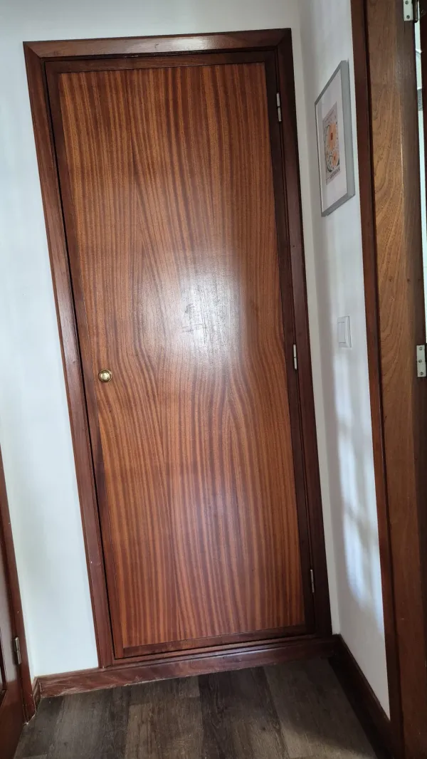Entrada e circulação (2) — T3 mobilado com varanda junto à Universidade Lusíada