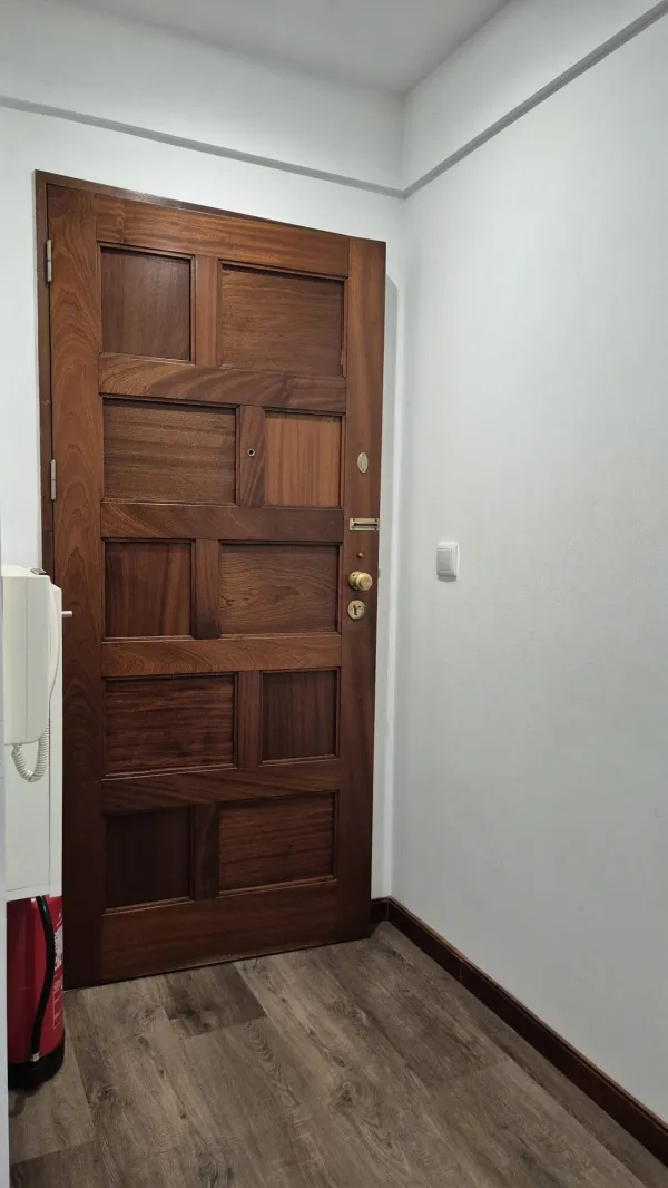 Entrada e circulação (3) — T3 mobilado com varanda junto à Universidade Lusíada