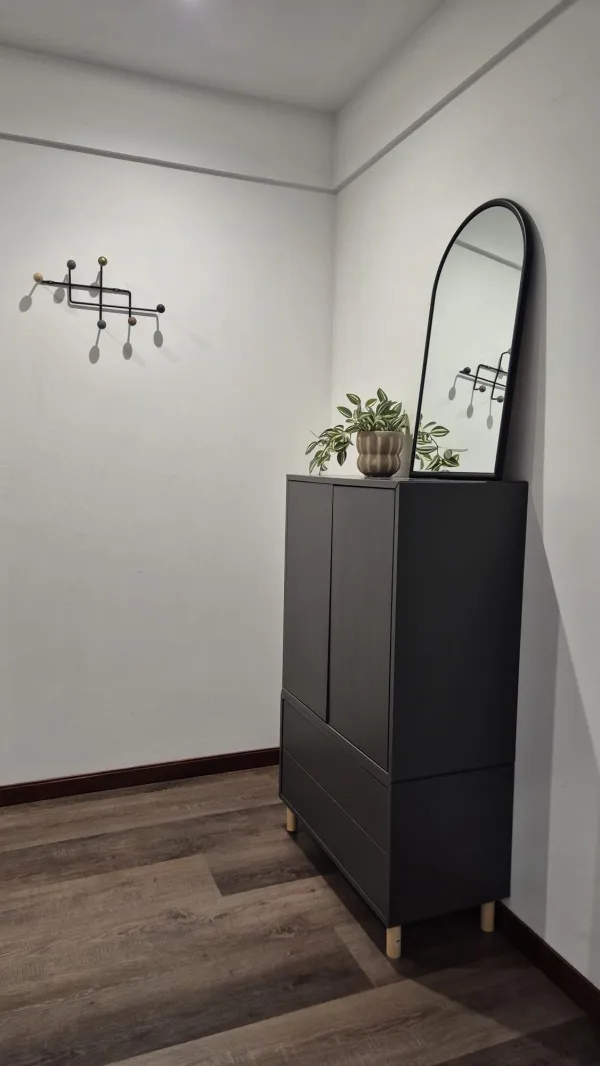Entrada e circulação (4) — T3 mobilado com varanda junto à Universidade Lusíada