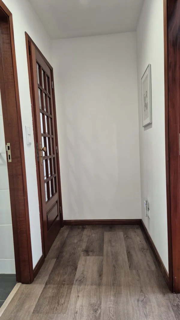 Entrada e circulação (5) — T3 mobilado com varanda junto à Universidade Lusíada