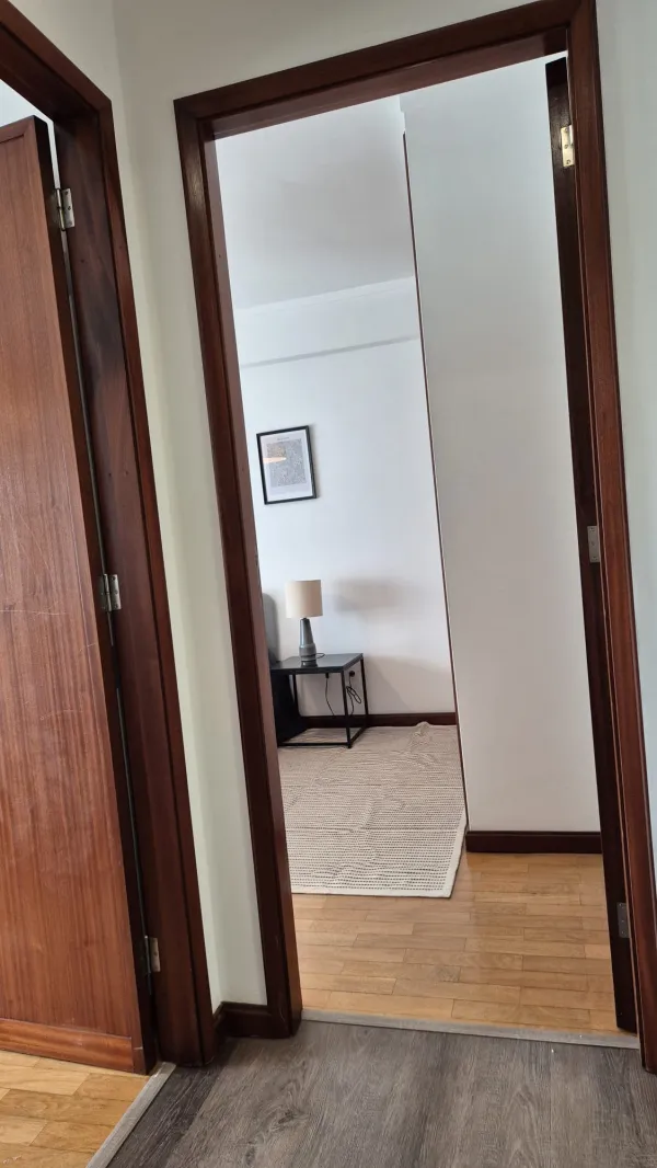 Entrada e circulação (6) — T3 mobilado com varanda junto à Universidade Lusíada