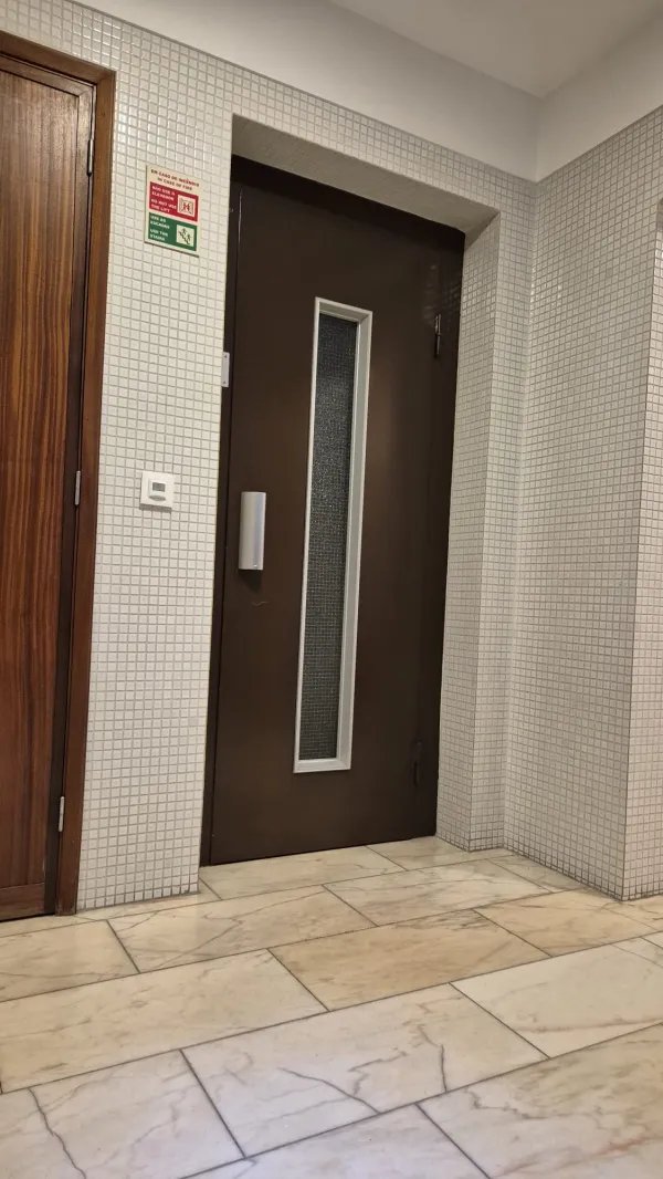 Prédio (1) — T3 mobilado com varanda junto à Universidade Lusíada