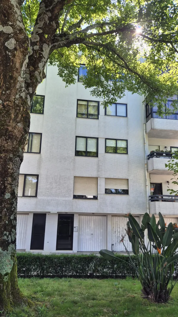 Prédio (2) — T3 mobilado com varanda junto à Universidade Lusíada