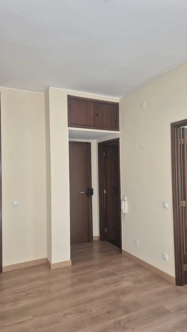 Sala (3) — T1 com varanda na Ramada Alta, junto à Rua da Constituição