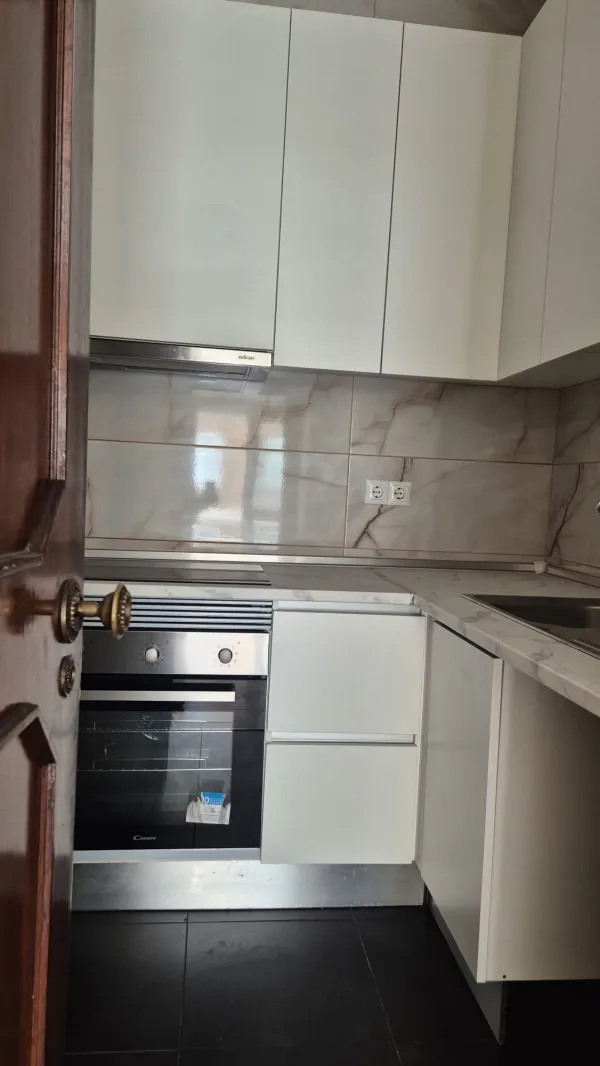 Cozinha (1) — T1 com varanda na Ramada Alta, junto à Rua da Constituição