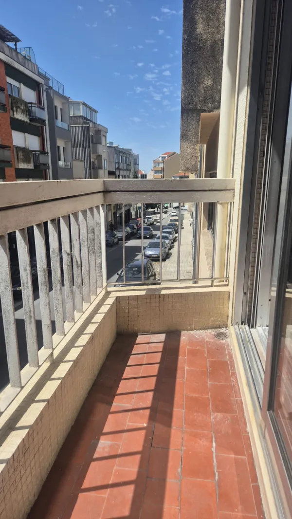 Varanda (1) — T1 com varanda na Ramada Alta, junto à Rua da Constituição