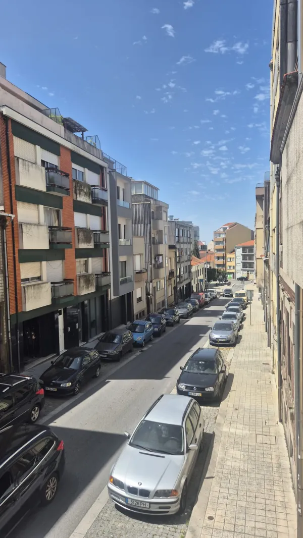 Varanda (3) — T1 com varanda na Ramada Alta, junto à Rua da Constituição