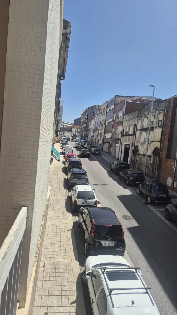 Varanda (4) — T1 com varanda na Ramada Alta, junto à Rua da Constituição
