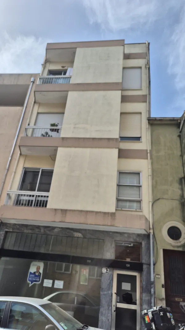 Prédio — T1 com varanda na Ramada Alta, junto à Rua da Constituição