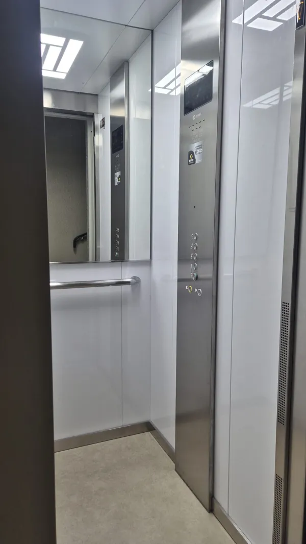 Entrada — T1 com varanda na Ramada Alta, junto à Rua da Constituição