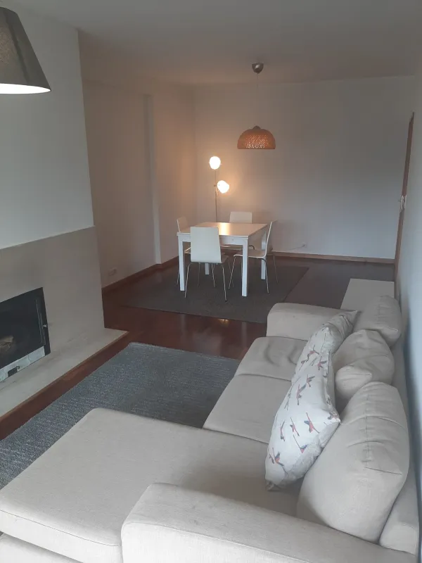 Sala e varanda (3) — T2 parcialmente mobilado com garagem em Matosinhos Sul