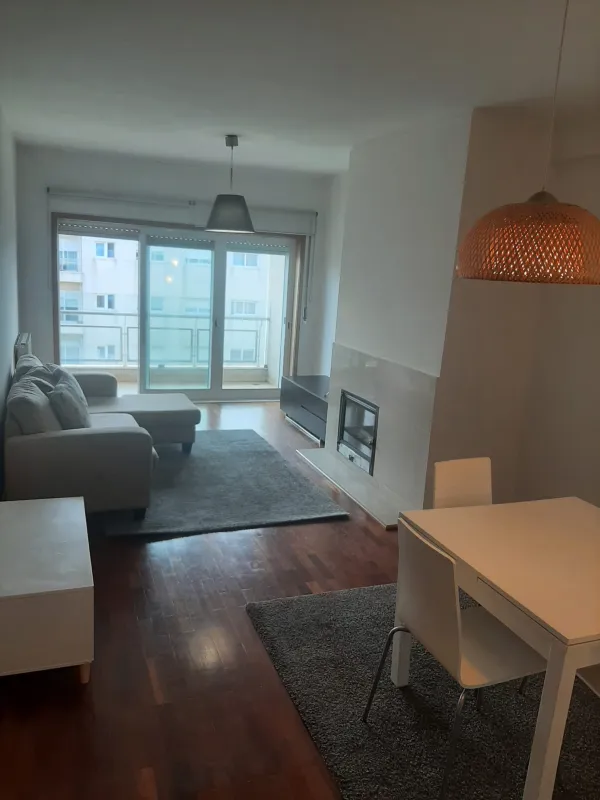 Sala e varanda (4) — T2 parcialmente mobilado com garagem em Matosinhos Sul