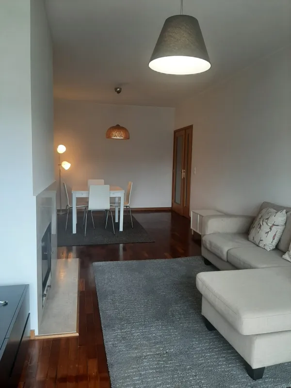 Sala e varanda (5) — T2 parcialmente mobilado com garagem em Matosinhos Sul