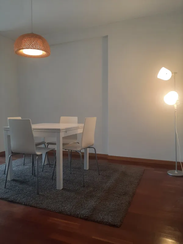 Sala e varanda (6) — T2 parcialmente mobilado com garagem em Matosinhos Sul