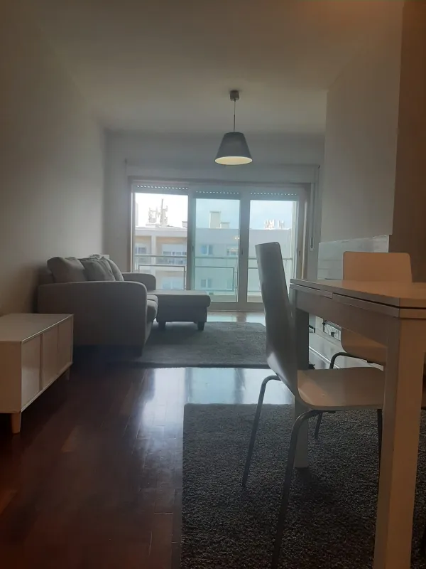 Sala e varanda (7) — T2 parcialmente mobilado com garagem em Matosinhos Sul