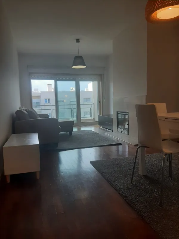 Sala e varanda (8) — T2 parcialmente mobilado com garagem em Matosinhos Sul