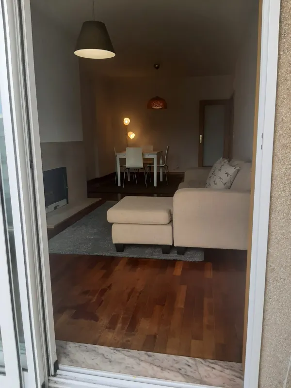 Sala e varanda (10) — T2 parcialmente mobilado com garagem em Matosinhos Sul