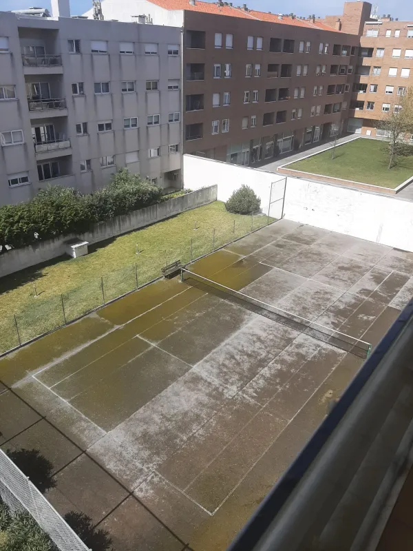 Vistas do condomínio (1) — T2 parcialmente mobilado com garagem em Matosinhos Sul