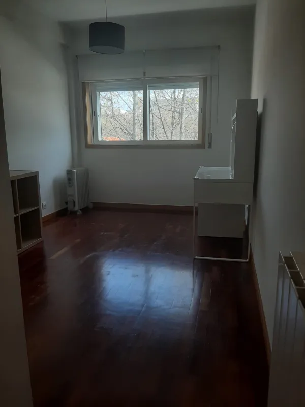 Quartos (1) — T2 parcialmente mobilado com garagem em Matosinhos Sul