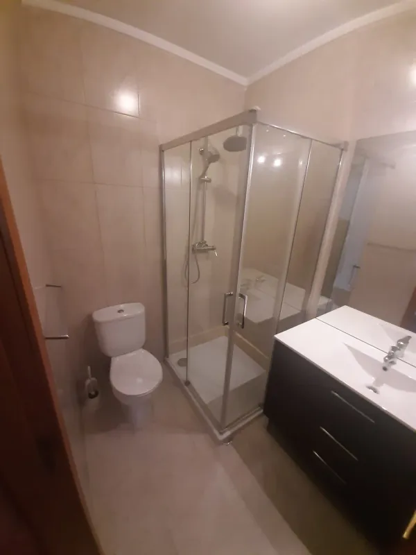 Casas de banho (2) — T2 parcialmente mobilado com garagem em Matosinhos Sul