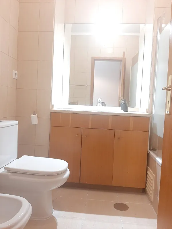 Casas de banho (6) — T2 parcialmente mobilado com garagem em Matosinhos Sul