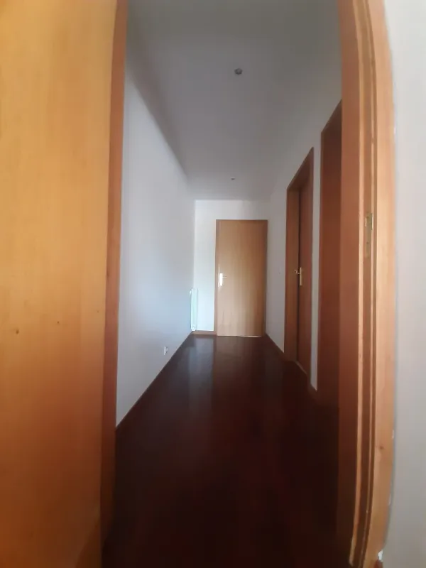 Circulação (3) — T2 parcialmente mobilado com garagem em Matosinhos Sul